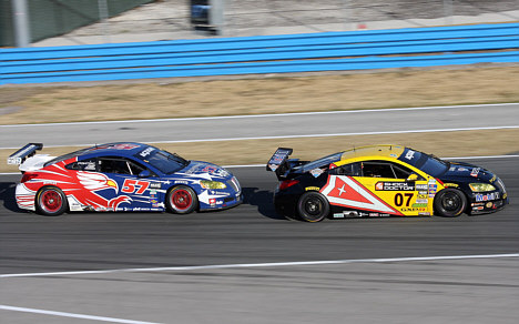 Magnussen i Pontiac GXP.R med nummer 07 foran Stevenson Motorsports Pontiac GXP.R ved løbet på Daytona 2009.